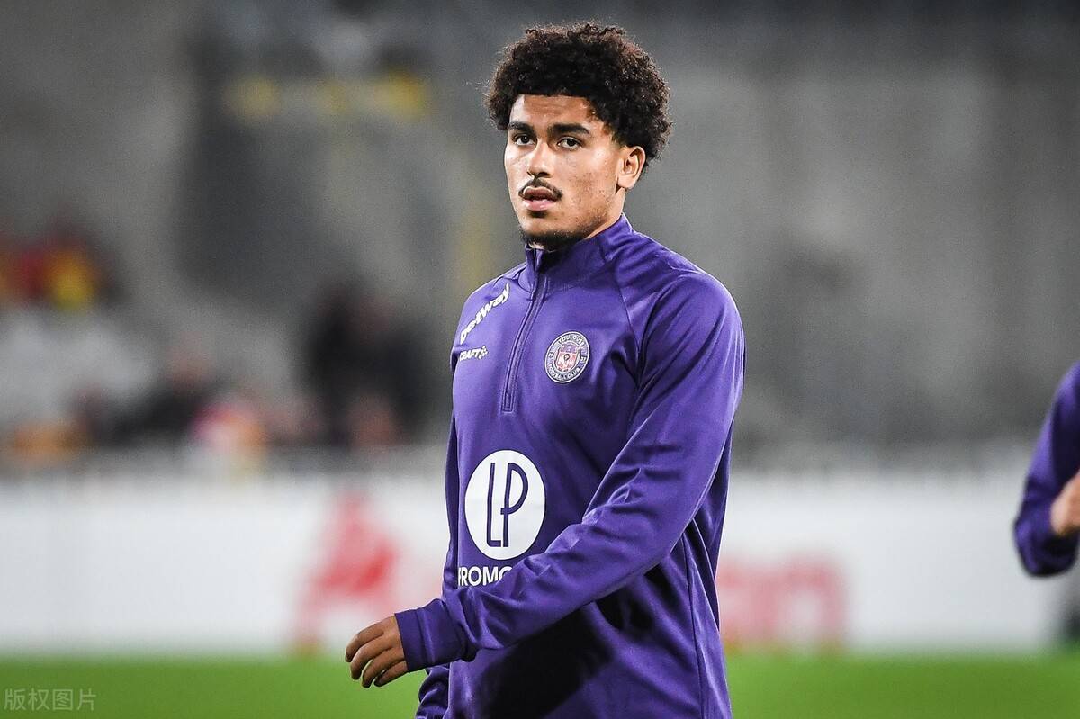 蜂鸟竞技官网-山东泰山今夜临场应变，志在法甲名次提升，目标明确，更衣室氛围转暖-蜂鸟竞技官网