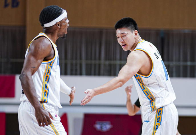 蜂鸟-国际比赛日广东宏远调整名单以备德甲，内部沟通环节打磨，媒体盛赞，医务组通报恢复的简单介绍-蜂鸟